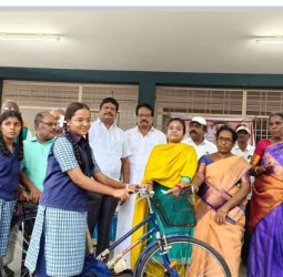 சிந்தாமணி ஊராட்சியில் மாணவ மாணவிகளுக்கு விலையில்லா மிதிவண்டி