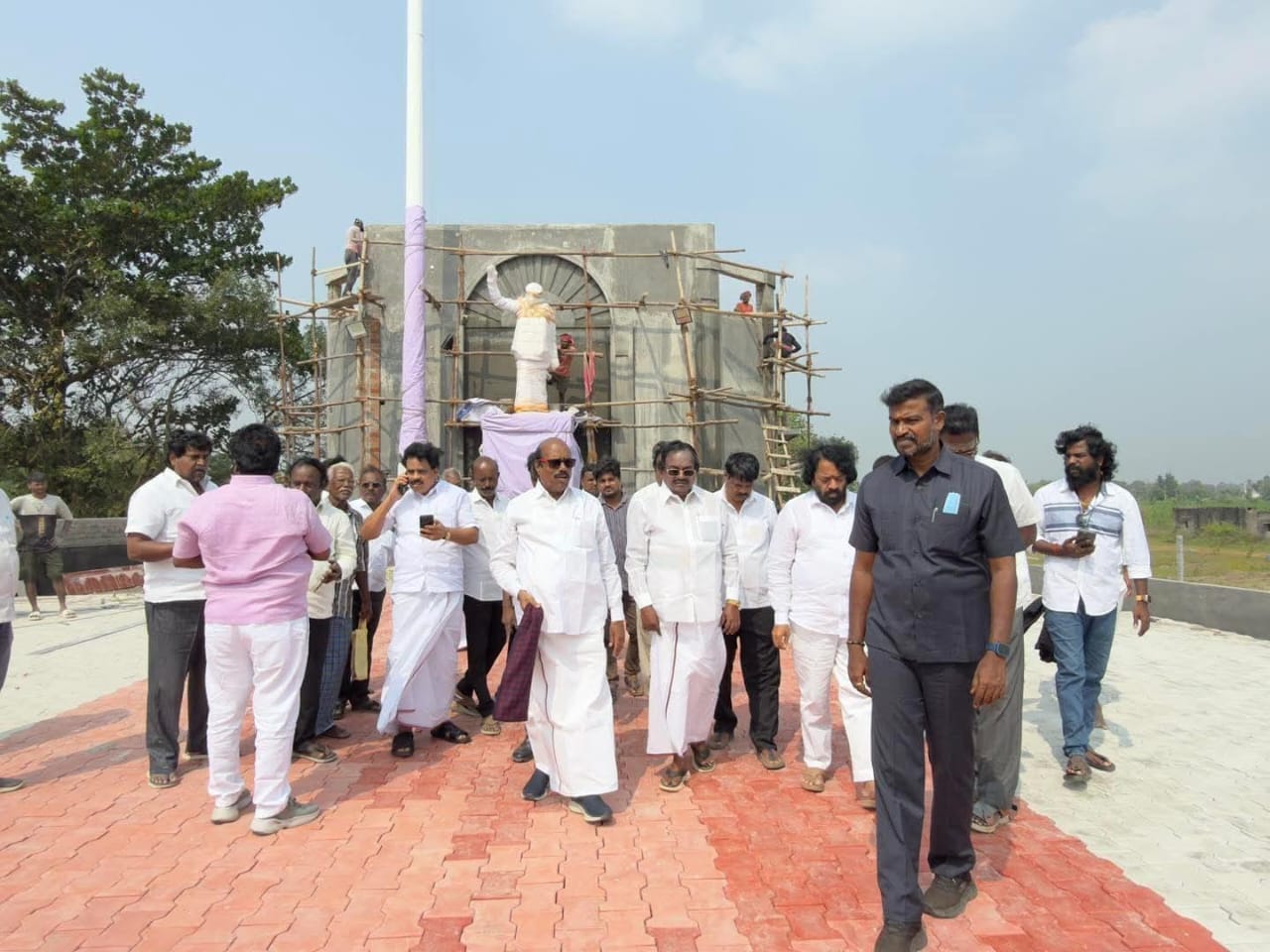 முத்தமிழ் அறிஞர் டாக்டர் கலைஞர் அவர்களின் திருவுருவச் சிலை