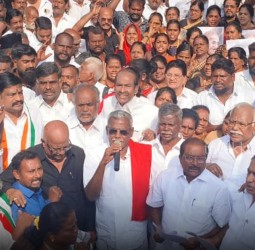 மதுரையில் நேற்று திமுக கூட்டணியினர் நடத்திய ஆர்ப்பாட்டம்