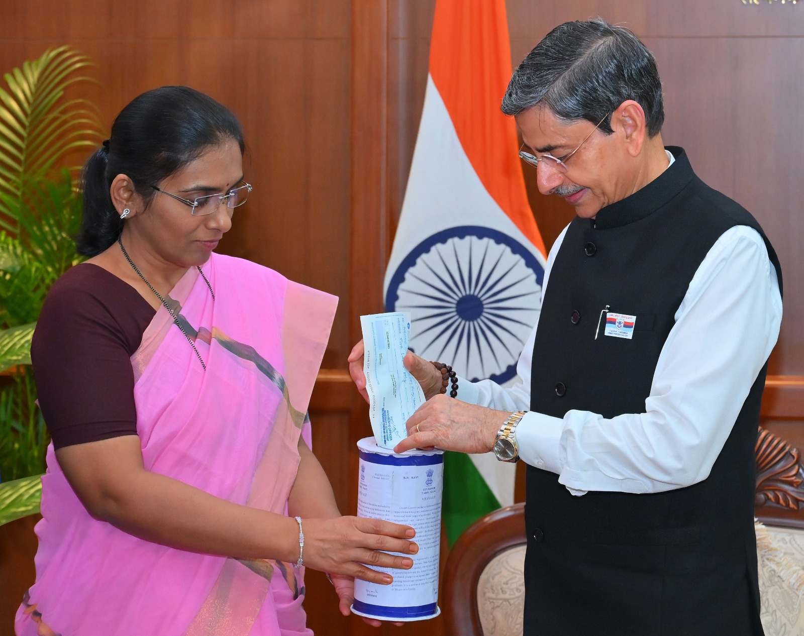 கொடி நாள் நிதியாக கவர்னர் ரவி ரூ.5 லட்சம் நன்கொடை