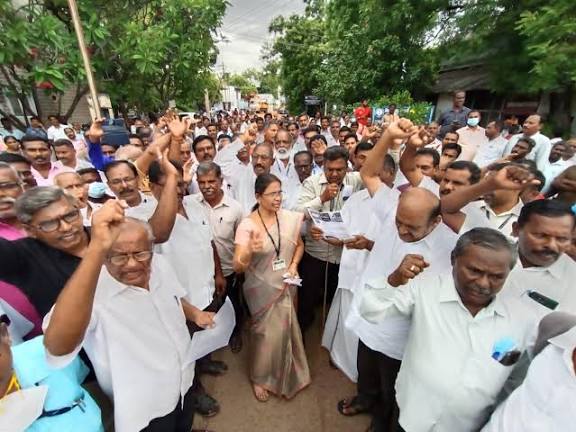 மின்வாரிய தொழிற்சங்கங்களின் கூட்டுக் குழு சார்பில் ஆர்ப்பாட்டம்