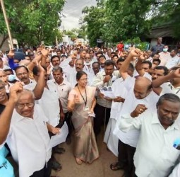 மின்வாரிய தொழிற்சங்கங்களின் கூட்டுக் குழு சார்பில் ஆர்ப்பாட்டம்