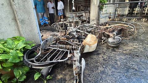 சார்ஜ் போடப்பட்ட இ-பைக் உடன் மேலும் 2 பைக்குகள் எரிந்து சேதம் - கடலூர் போலீஸ் விசாரணை