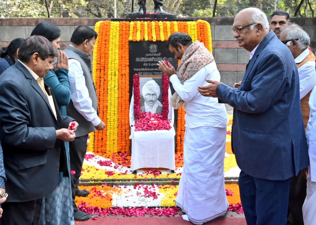 டெல்லி மகரிஷி ரமண மார்க் பகுதியில் மகாகவி சுப்ரமணிய பாரதியார் திருவுருவச் சிலை