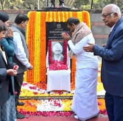 டெல்லி மகரிஷி ரமண மார்க் பகுதியில் மகாகவி சுப்ரமணிய பாரதியார் திருவுருவச் சிலை