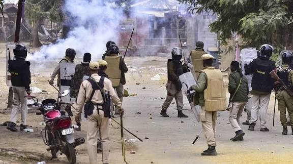 அசாம் மாநிலத்தில் பெரும் கலவரம் - 2 பேர் உயிரிழப்பு; 58 போலீஸார் படுகாயம்