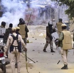 அசாம் மாநிலத்தில் பெரும் கலவரம் - 2 பேர் உயிரிழப்பு; 58 போலீஸார் படுகாயம்