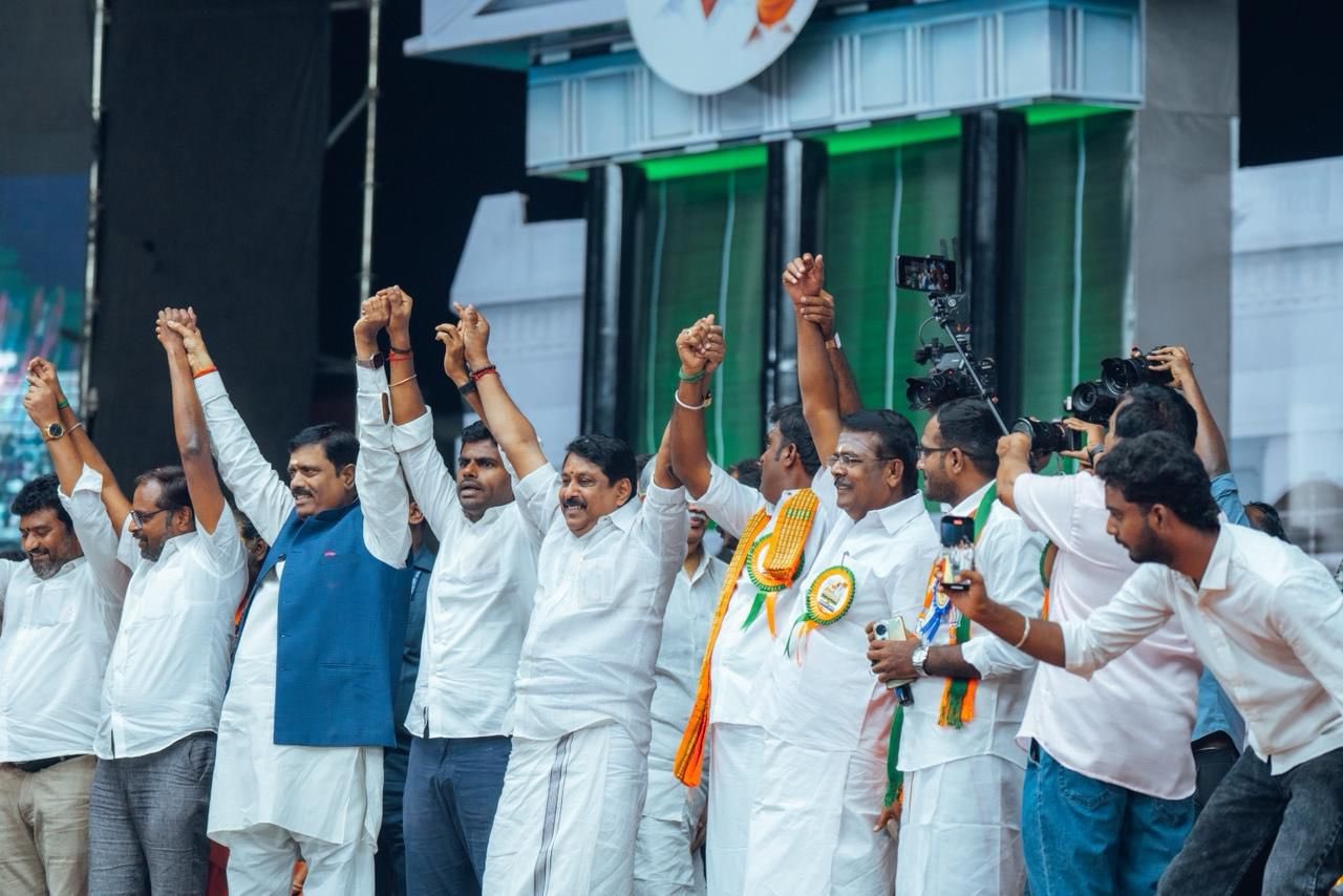 நயினார் நாகேந்திரனுடன் கைகோர்த்து நின்ற அண்ணாமலை