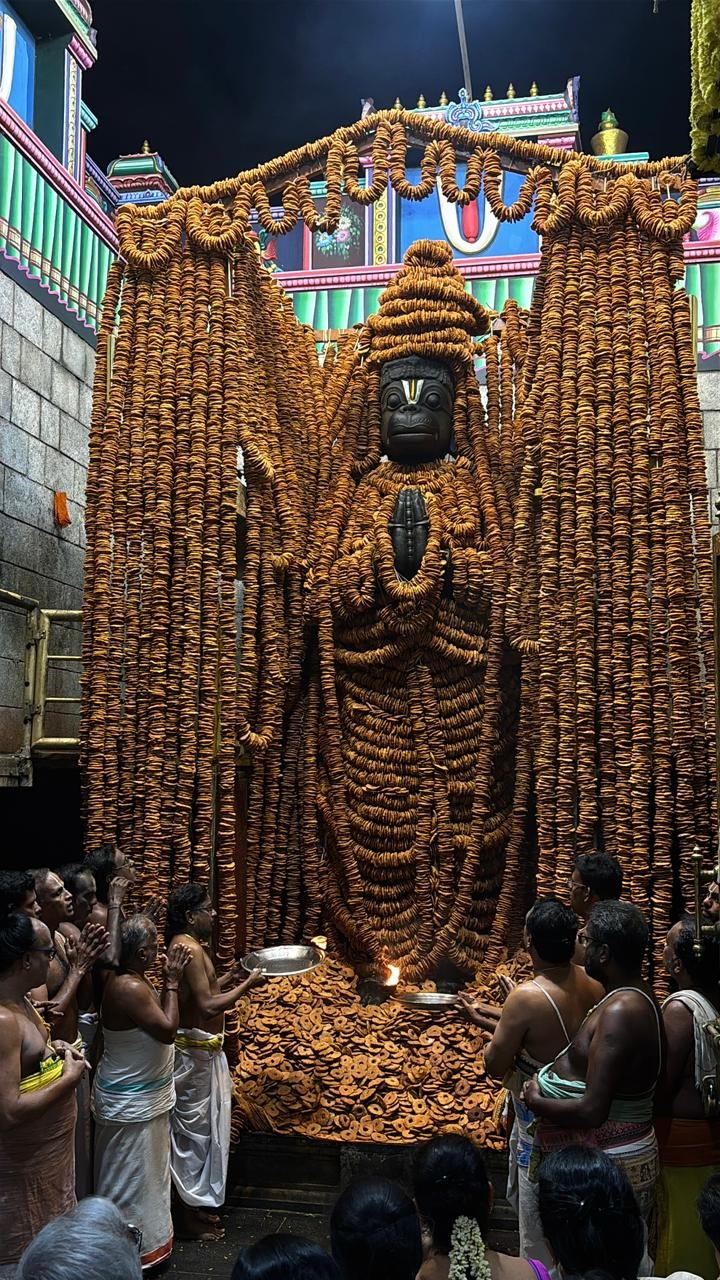 நாமக்கல் விஸ்வரூப ஆஞ்சநேயர் கோயிலி நேற்று அதிகாலை சிறப்புப் பூஜை