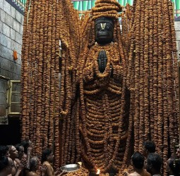 நாமக்கல் விஸ்வரூப ஆஞ்சநேயர் கோயிலி நேற்று அதிகாலை சிறப்புப் பூஜை