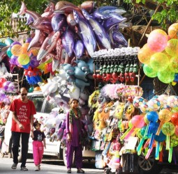 புதுச்சேரியில் புத்தாண்டு கொண்டாட்டத்துக்காக பலூன்கள்