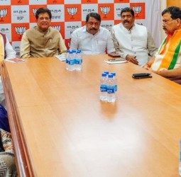 கமலாலயத்தில் பாஜக தேர்தல் பொறுப்பாளர் மத்திய அமைச்சர் பியூஸ்கோயல் நேற்று ஆலோசனை