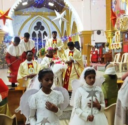 இருதய ஆண்டவர் பேராலயத்தில் ஆயர் அமல்ராஜ் தலைமையில், இரவு நேர சிறப்பு திருப்பலி