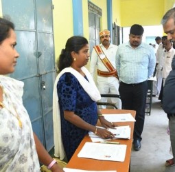 மயிலாடுதுறை நகராட்சியில் வாக்காளர் பட்டியலில் புதிதாக பெயர் சேர்த்தல முகாம்