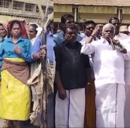 சாலையில் வாழை மரம் நட்டு தோட்ட தொழிலாளர்கள் போராட்டம்