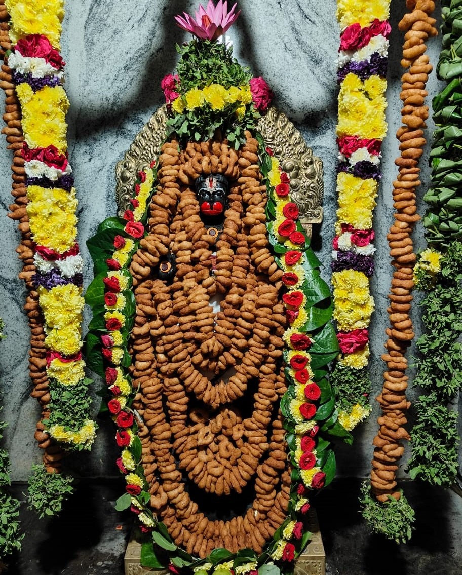 ஆஞ்சநேயர் கோவிலில் 1008 வடைமாலையுடன் சிறப்பு பூஜை