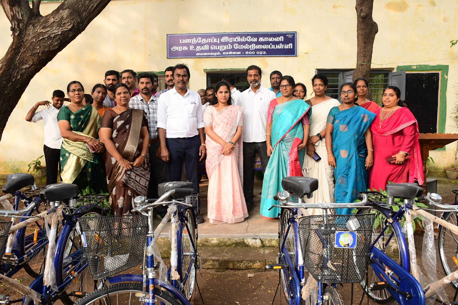 பனந்தோப்பு ரயில்வே காலனி அரசு உதவி பெறும் மேல்நிலைப் பள்ளி மாணவ, மாணவியருக்கு விலையில்லா மிதிவண்டி