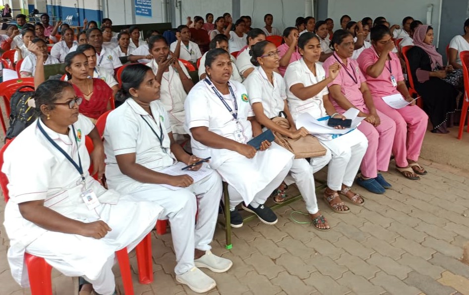 செவிலியர்கள் நேற்று இரண்டாவது நாளாக காத்திருப்பு போராட்டத்தில் ஈடுபட்டனர்