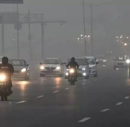 காற்று மாசுபாட்டில் தவிக்கிறது டெல்லி!” - கேஜ்ரிவால்