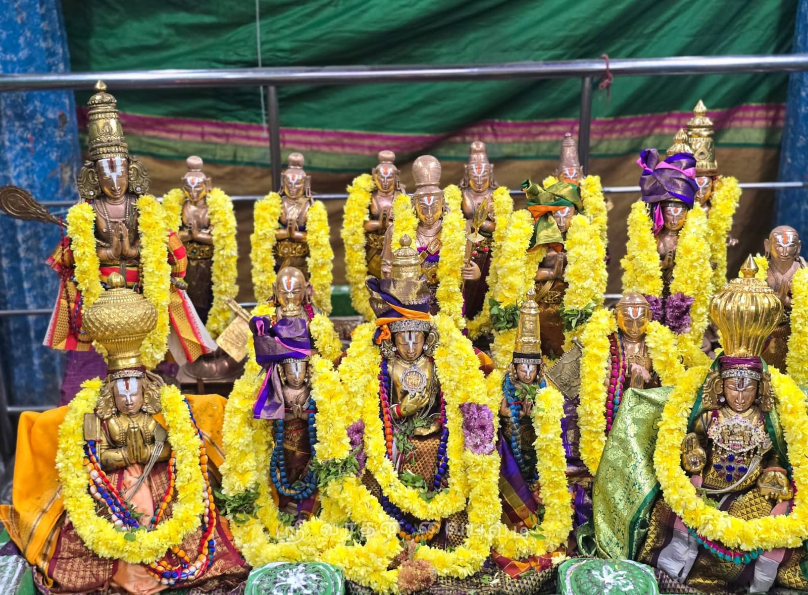 ஸ்ரீ ஆழ்வார் ஆச்சார்யர்களுக்கு மரியாதை