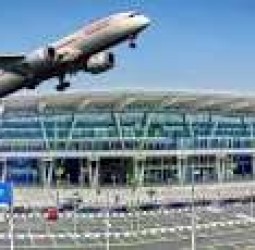 சென்னை விமான நிலையத்தில் போதிய விமானங்கள் இல்லாமல் பயணிகள் கடும் அவதி