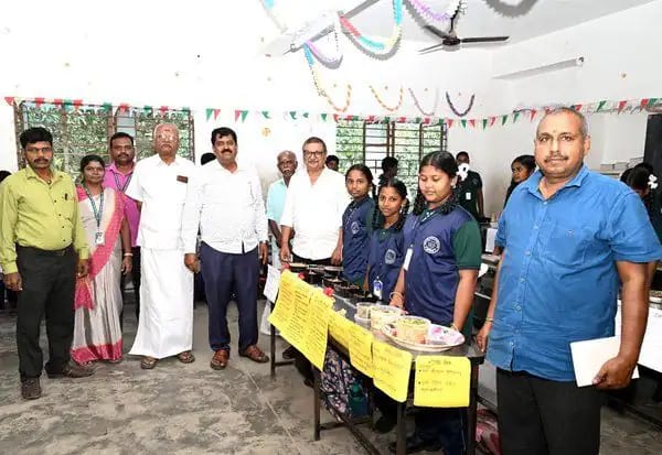 ஹோலி ஏஞ்சல் மெட்ரிக் மேல்நிலைப் பள்ளியில் பள்ளி தாளாளர் பழனியப்பன் தலைமையில் பாரம்பரிய உணவு திருவிழா