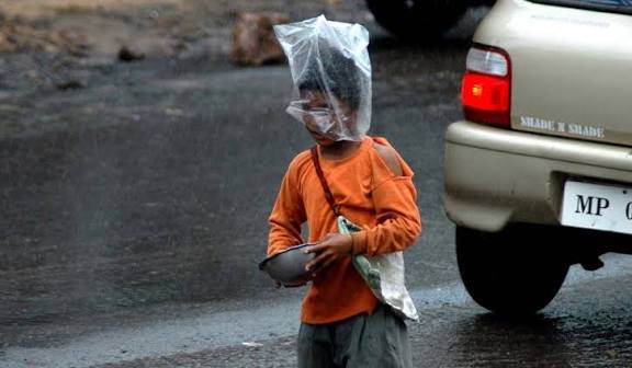 சாலைகளில் பிச்சை எடுக்க குழந்தைகளை பயன்படுத்துவதை தடுக்க வேண்டும்: அரசுக்கு ஐகோர்ட் உத்தரவு