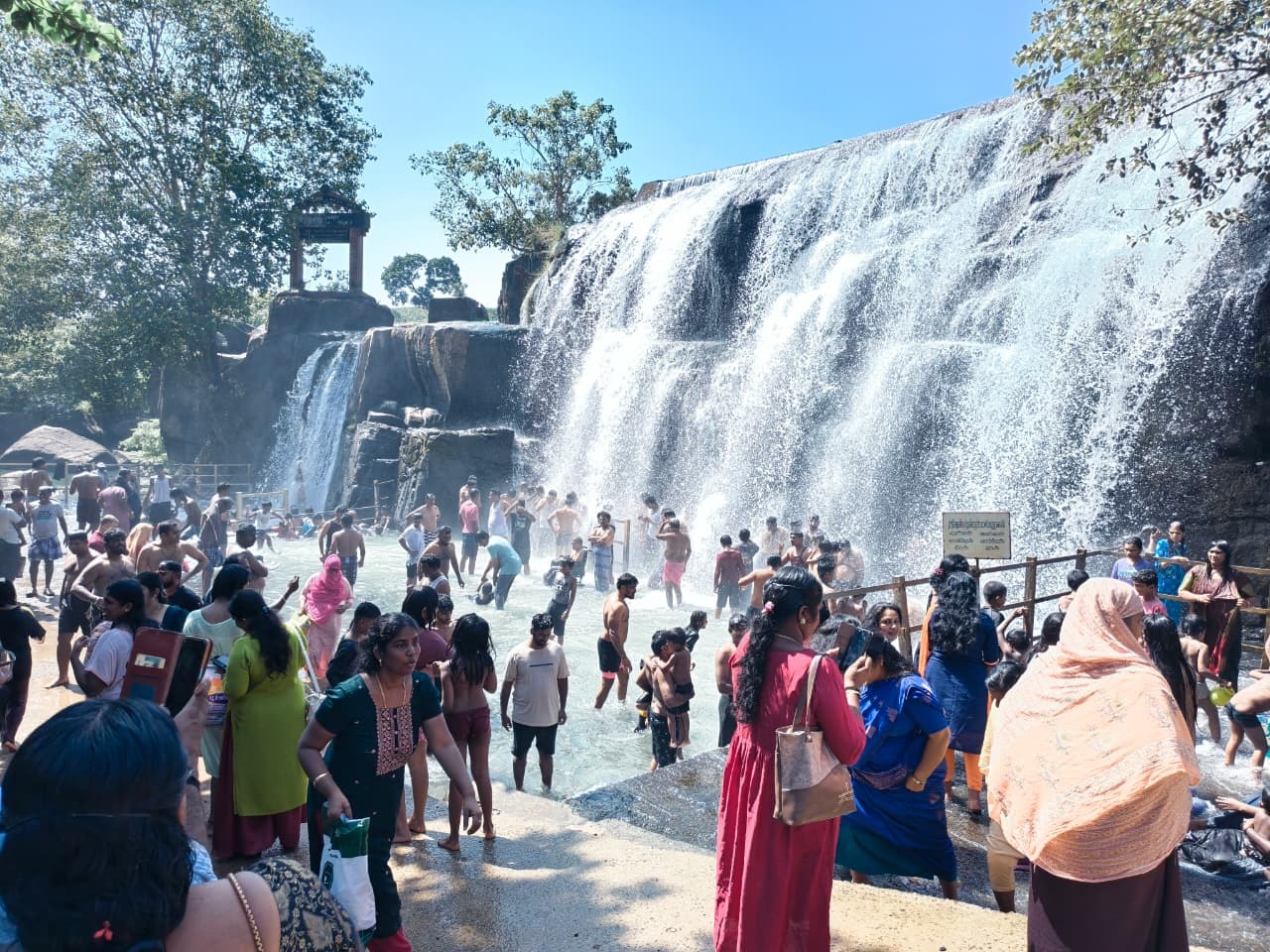 திற்பரப்பு அருவியில் நேற்று குளித்து மகிழ்ந்த சுற்றுலா பயணிகள்