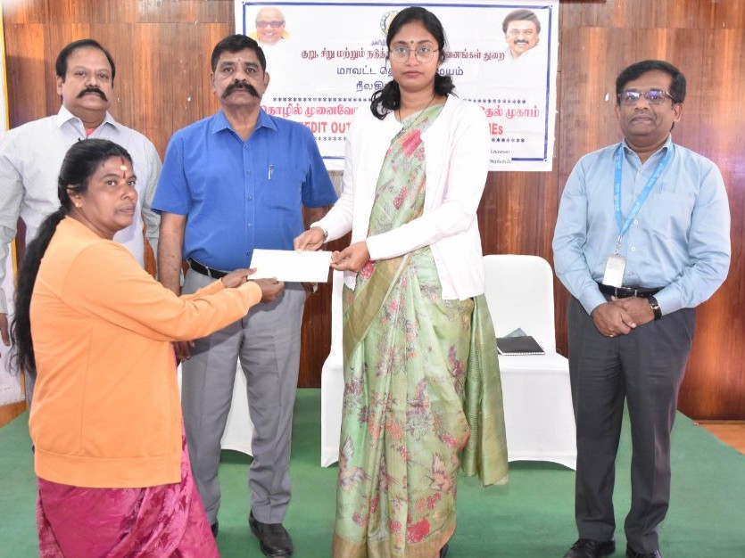 புதிய தொழில் முனைவோர்களை ஊக்குவிக்கும் வகையில் 31 பயனாளிகளுக்கு கடனுதவி