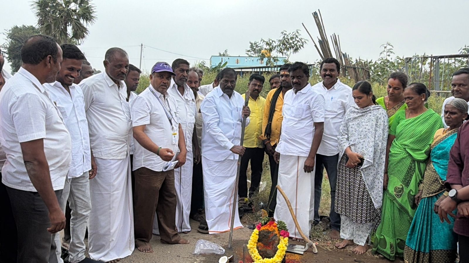 மேம்பாட்டு தார் சாலை அமைக்கும் பணி