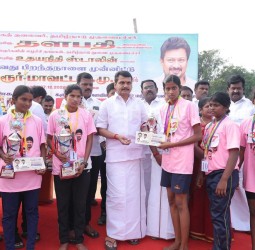 உதயநிதி பிறந்தநாள் விழாவில் கரூர் மாவட்ட திமுக நடத்திய மாவட்ட அளவில் இருபாலருக்குமான மாரத்தான் போட்டி