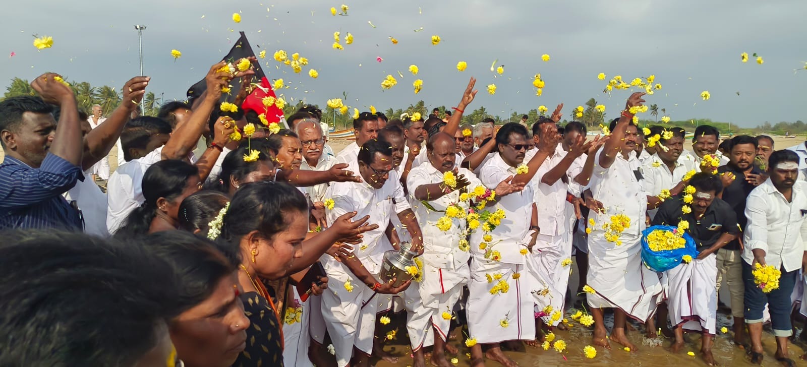 நாகை கடற்கரையில் நேற்று சுனாமி 21ம் ஆண்டு நினைவு தின நிகழ்ச்சி