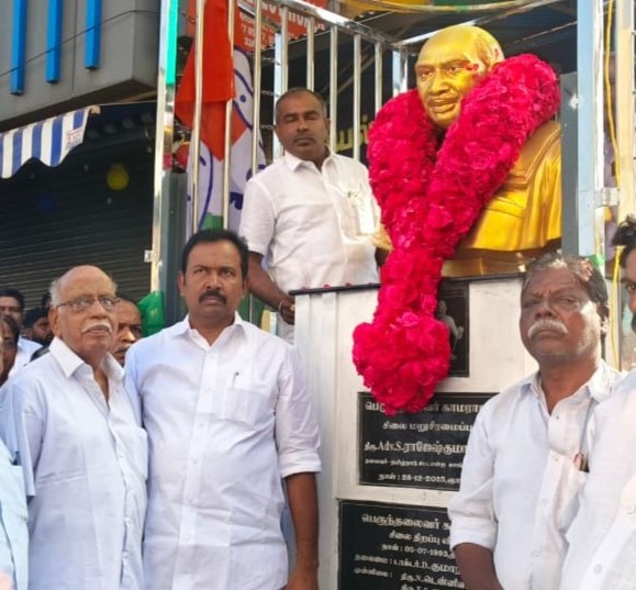 கருங்கல்லில் சீரமைக்கப்பட்ட காமராஜர் வெண்கல சிலை