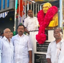 கருங்கல்லில் சீரமைக்கப்பட்ட காமராஜர் வெண்கல சிலை