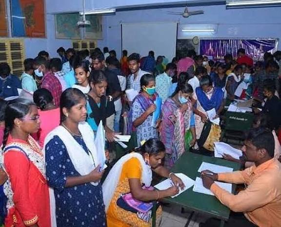 தருமபுரி தனியார்துறை வேலைவாய்ப்பு முகாமில் 871 பேருக்கு பணி ஆணை