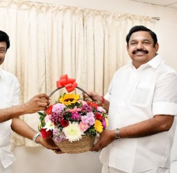 செல்வம், நேற்று அதிமுக பொதுச் செயலாளர் பழனிசாமி முன்னிலையில் அதிமுகவில் இணைந்தார்