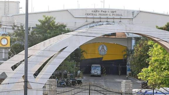 வேறு சிறைக்கு மாற்றுவதற்கு எதிர்ப்பு தெரிவித்து புழல் சிறையில் திருநங்கைகள் ரகளை