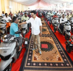 மாற்றுத்திறனாளிகளுக்கு இணைப்புச் சக்கரம் வழங்குதல்.......