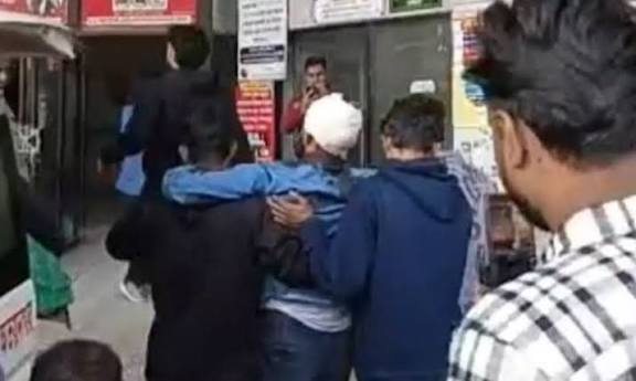 வங்காளதேசத்தில் மேலும் ஒரு மாணவர் தலைவர் மீது துப்பாக்கி சூடு: பதற்றம் அதிகரிப்பு