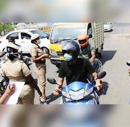 சாலையில் சாகசப் பயணம்: 5 போ் கைது