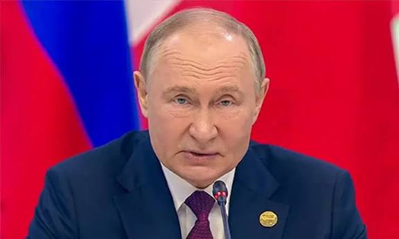 ரஷிய கப்பல்கள் மீது தாக்குதல்... உக்ரைனை கடலில் இருந்தே துண்டித்து விடுவோம்: புதின் மிரட்டல்