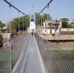 "ஒரு பாலம்... இரு மரணம்,"