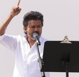 பட்டியலில் புதிய வாக்காளர்கள் ஒருவர் கூட விடுபடாமல் கவனிப்பீர்” - தவெகவினருக்கு விஜய் அறிவுரை