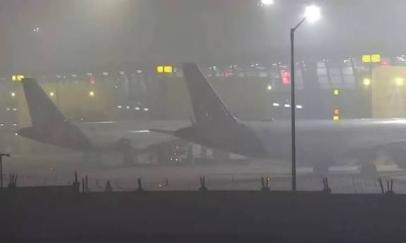 டில்லியில் கடும் பனியால் ரயில்கள், விமானங்கள் சேவை பாதிப்பு; பயணிகளுக்கு அறிவுறுத்தல்