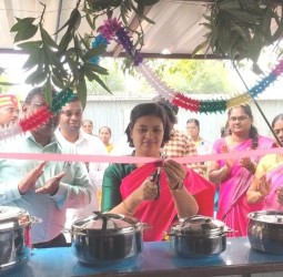 மகளிர் குழுவினரின் மதி அங்காடி