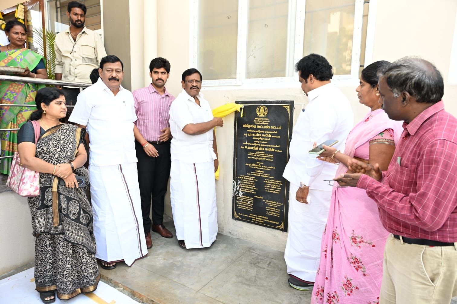 புதிதாக கட்டப்பட்டுள்ள பல்நோக்கு கூட்ட அரங்கை அமைச்சர் நாசர் திறந்து வைத்தார்