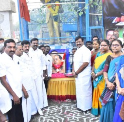 அம்பேத்கர் திருவுருவச்சிலைக்கு அமைச்சர் நாசர் மாலை அணிவித்து மரியாதை