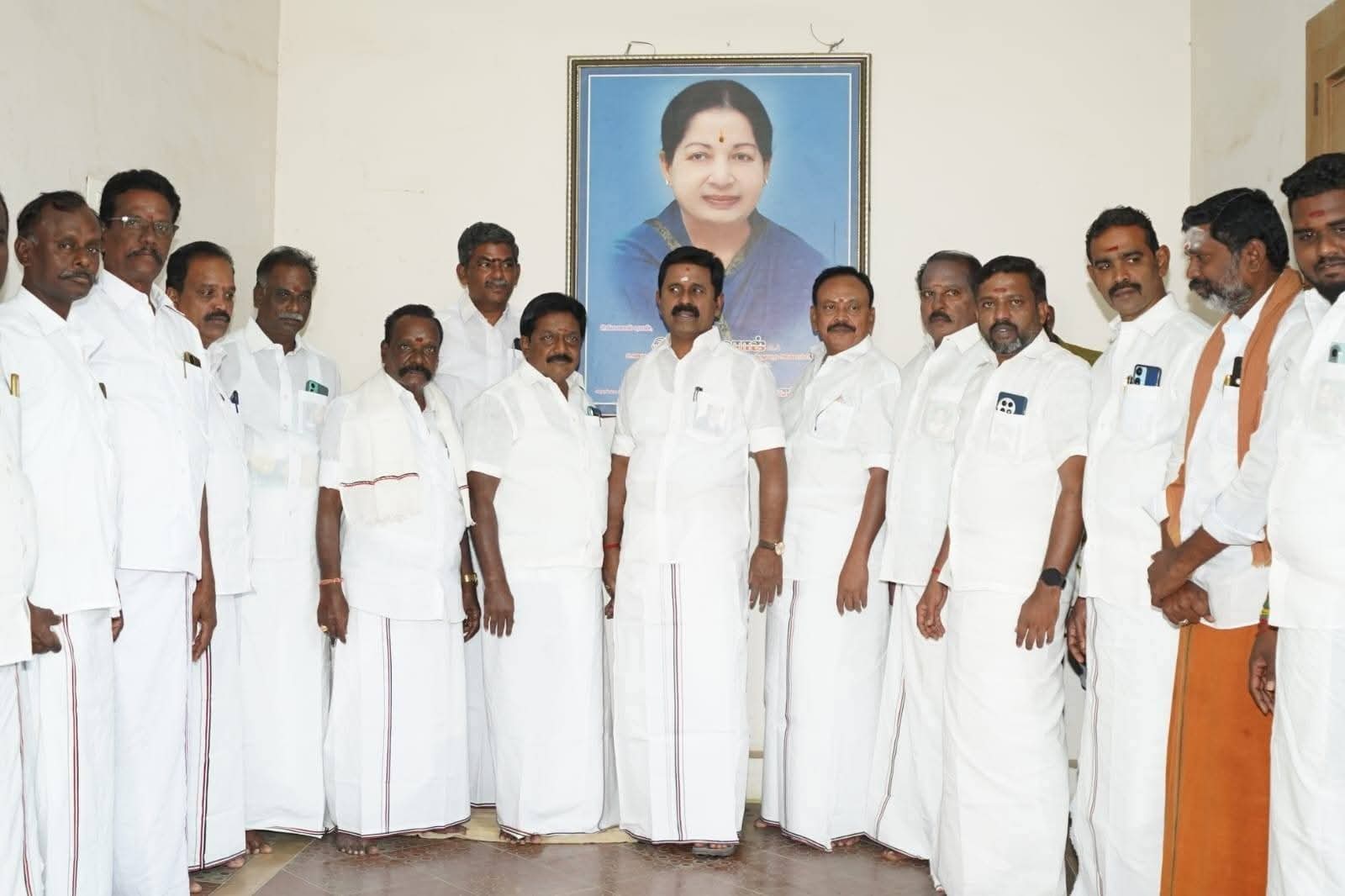 வலங்கைமான் அமமுக நகர செயலாளர் வி.ஆறுமுகம் அமமுகவில் இருந்து விலகி முன்னாள் அமைச்சர் ஆர்.காமராஜ் தலைமையில் அதிமுகவில் இணைந்தார்.