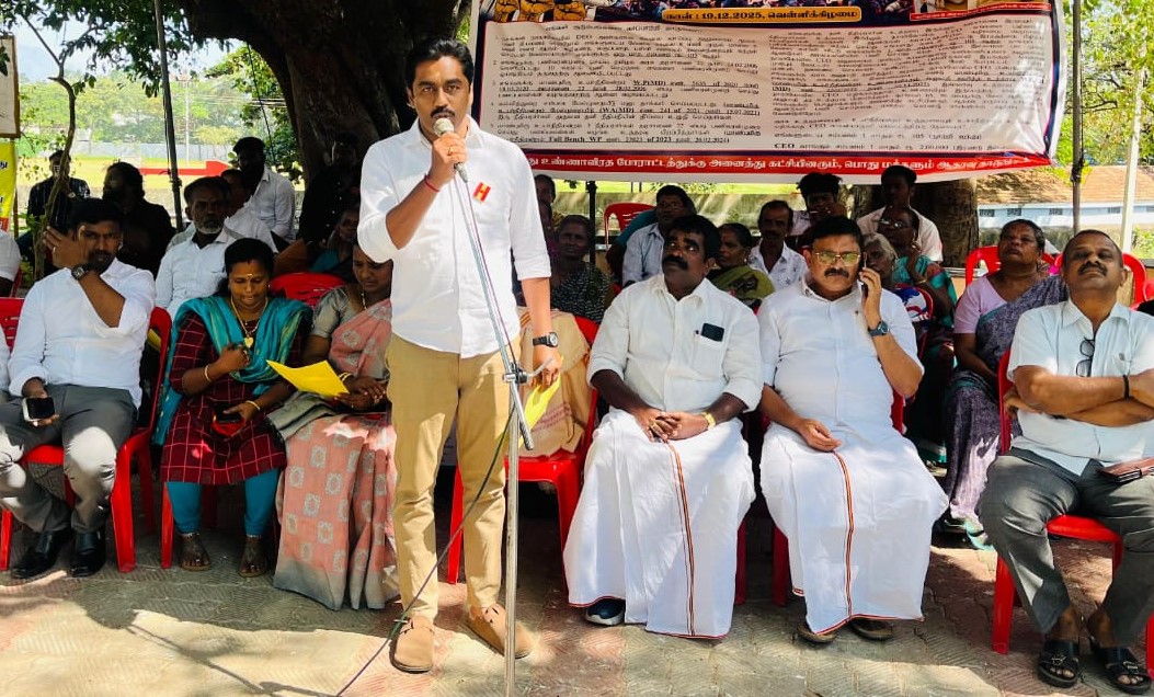 ஓய்வு பெற்ற தூய்மை பணியாளர்கள் உண்ணாவிரத போராட்டத்தில் தவெக மாவட்ட மாதவன் தலைமையில் அந்த கட்சியினர் ஆதரவு