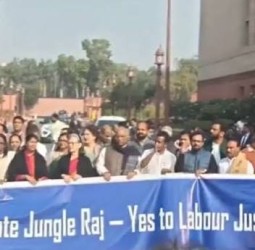 தொழிலாளர் சட்டங்களை திரும்ப பெற வலியுறுத்தி நாடாளுமன்ற வளாகத்தில் எதிர்க்கட்சி எம்.பி.க்கள் போராட்டம்